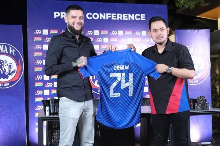 Gilang Widya Pramana (kanan) saat memperkenalkan pemain baru Arema FC Diego Michiels. (Foto: IG juragan-99/Tugu Jatim)