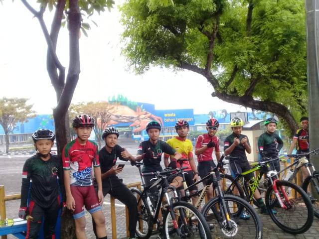 Para atlet saat latihan olahraga sepeda di depan Wisata Bahari Lamonga. (Foto: Pengcab ISSI Tuban/Tugu Jatim)