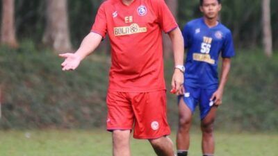 Pelatih Arema FC Eduardo Almeira saat memimpin latihan pemain Singo Edan. (Foto: AremaFCofficial/Tugu Jatim)