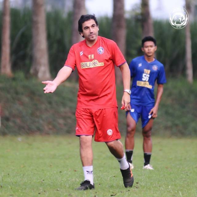 Pelatih Arema FC Eduardo Almeira saat memimpin latihan pemain Singo Edan. (Foto: AremaFCofficial/Tugu Jatim)