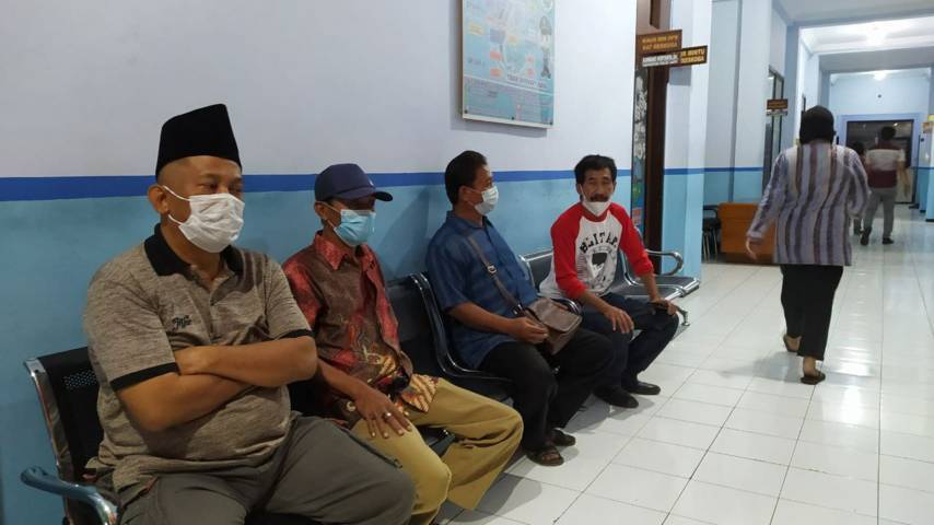 Sejumlah korban penipuan oknum pengacara di Malang usai melaporkan kasus penipuan ke Polresta Malang Kota, Rabu (23/6/2021). (Foto: M Ulul Azmy/Tugu Jatim)