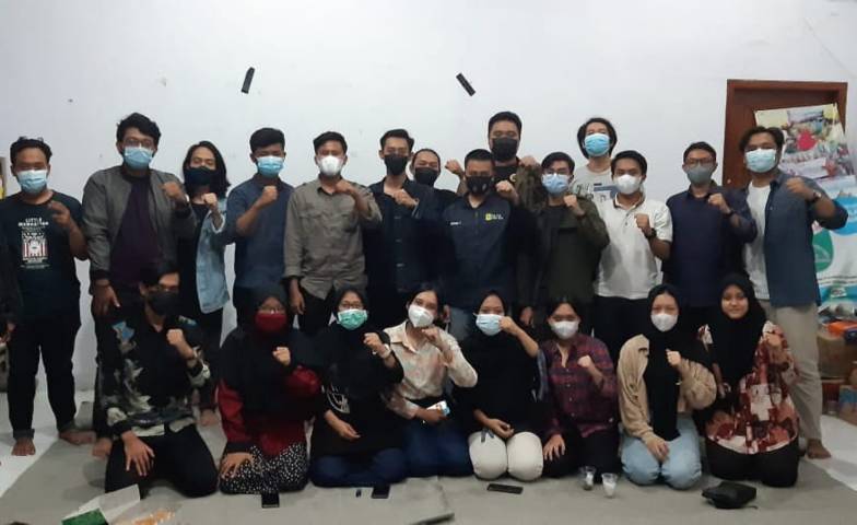 Para Pengurus BEM Unair Surabaya dan anggota aliansi, Rabu (09/06/2021). (Foto: BEM Unair Surabaya) 