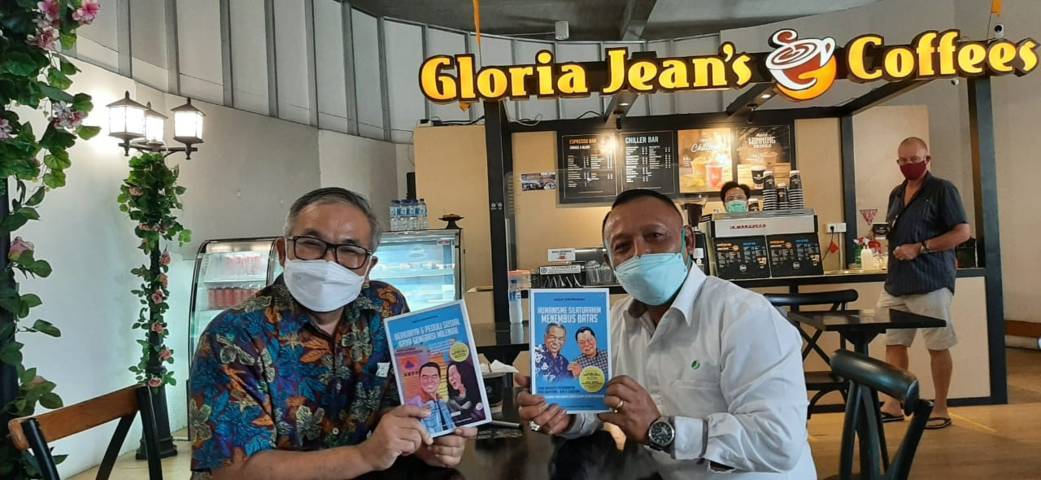 Pakar Komunikasi dan Motivator Nasional Dr Aqua Dwipayana memberikan buku karyanya kepada Deputi Direktur BPJS Ketenagakerjaan Wilayah Bali-Nusa Tenggara-Papua Toto Suharto.(Foto: Dokumen/Tugu Jatim)