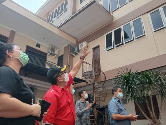 Sutiaji menunjuk lokasi PMI yang kabur dari gedung BLK PT CKS di lantai 4.(Foto: Sholeh/Tugu Jatim)