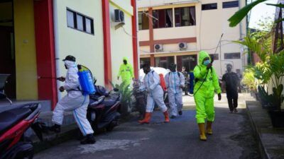 Penyemprotan desinfektan di Mapolres Bojonegoro oleh Tim Gugus Tugas Covid-19 Kabupaten Bojonegoro, Selasa (29/06/2021). (Foto: Humas Pemkab Bojonegoro/Tugu Jatim)