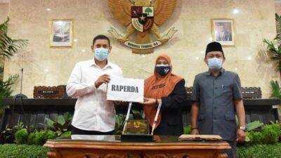 Rapat Paripurna Pendapat Akhir Fraksi-Fraksi Atas Raperda Pertanggungjawaban Pelaksanaan APBD Tahun Anggaran 2020 diselenggarakan di Ruang Sidang DPRD Kota Kediri, Senin (21/06/2021). (Foto: Rino Hayyu Setyo/Tugu Jatim)