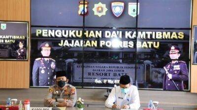 Kapolres Batu AKBP Catur C. Wibowo dan Kemenag Kota Batu Nawawi dalam pengukuhan Dai Kamtibmas. (Foto: Polres Batu/Tugu Jatim)