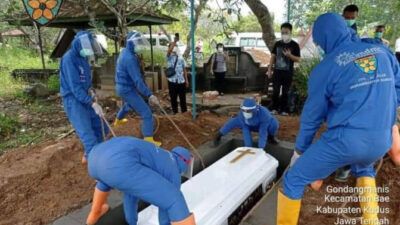 Proses pemakaman jenazah non-muslim di Kudus yang dibantu oleh Muhammadiyah Disaster Management Center (MDMC) Kudus. (Foto: muhammadiyah.or.id/Tugu Jatim)