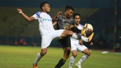 Striker Arema FC, Dedik Setiawan (tengah) ketika berjibaku dengan dua pemain Rans Cilegon di Stadion Kanjuruhan, Kepanjen, Malang, Minggu (6/6/2021). (Foto: Media Officer Arema FC)