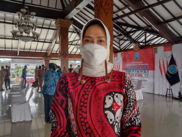 Wali Kota Batu, Dewanti Rumpoko saat diwawancara awak media terkait meningkatnya kasus Covid-19 yang juga membuat Kepala Dinas Kesehatan Kota Batu dan 45 tenaga kesehatan positif corona. (Foto: M Sholeh/Tugu Malang/Tugu Jatim)