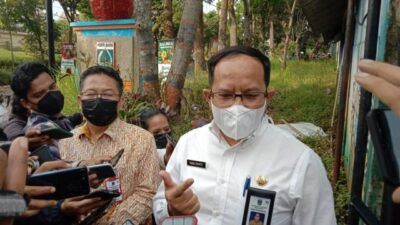 Sekertaris Dindik Jatim, Ramliyanto saat diwawancara usai meninjau SMA SPI Kota Batu, Selasa (2/6/2021). (Foto: M Sholeh/Tugu Jatim)