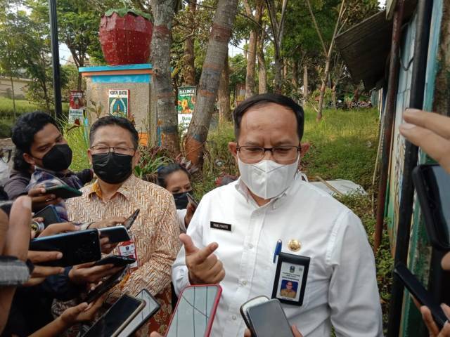 Sekertaris Dindik Jatim, Ramliyanto saat diwawancara usai meninjau SMA SPI Kota Batu, Selasa (2/6/2021). (Foto: M Sholeh/Tugu Jatim)