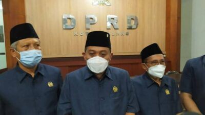 Ketua DPRD Kota Malang, I Made Riandiana Kartika (tengah) ketika memberikan keterangan terkait kasus TKW yang kabur dari tempat pelatihan dan terjatuh dari lantai 4. (Foto: M Ulul Azmy/Tugu Jatim)