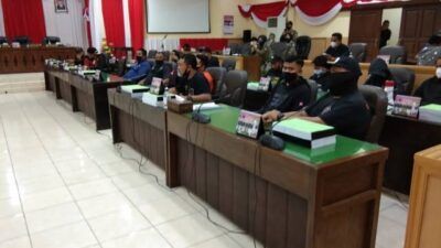 Pertemuan perwakilan suporter Bojonegoro Bersatu dengan Abdullah Umar yang merupakan manajemen lama Persibo Bojonegoro di Gedung DPRD Bojonegoro, Senin (14/06/2021). (Foto: Mila Arinda/Tugu Jatim)