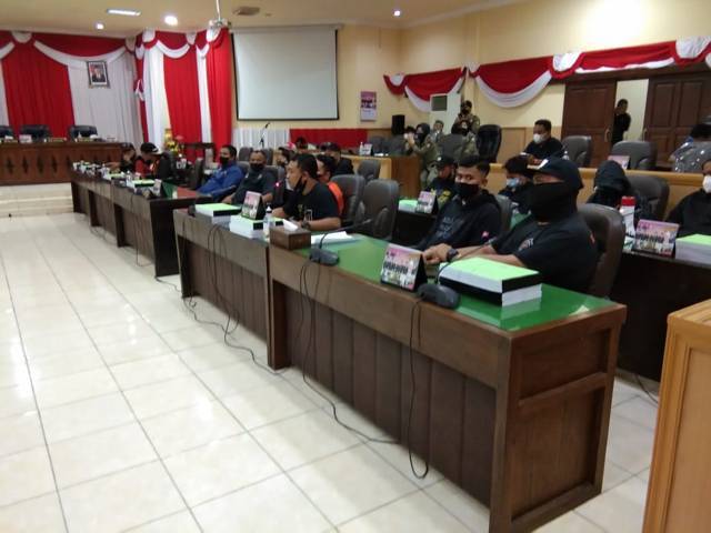Pertemuan perwakilan suporter Bojonegoro Bersatu dengan Abdullah Umar yang merupakan manajemen lama Persibo Bojonegoro di Gedung DPRD Bojonegoro, Senin (14/06/2021). (Foto: Mila Arinda/Tugu Jatim)
