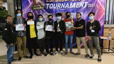 Para pemenang turnamen e-sport Bojonegoro yang telah diadakan selama 3 hari mulai 18-20 Juni 2021. (Foto: KONI Bojonegoro) tugu jatim