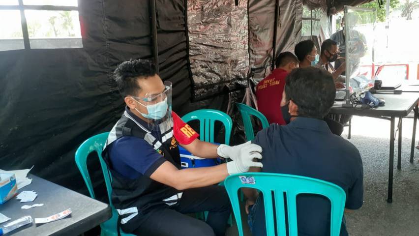 Pelaksanaan vaksinasi kepada masyarakat yang mengurus surat pelayanan di Polres Tuban yang dilakukan vaksinator Faskes Polres Tuban, Rabu (23/06/2021). (Foto: Rochim/Tugu Jatim)