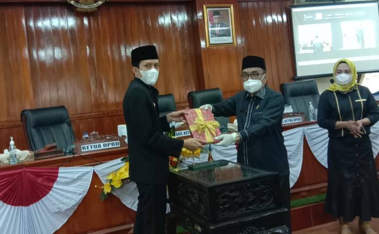 Rapat Paripurna DPRD Kabupaten Trenggalek terkait merger 2 BPR milik Pemerintah Daerah. (Foto: Zamzuri/Tugu Jatim)