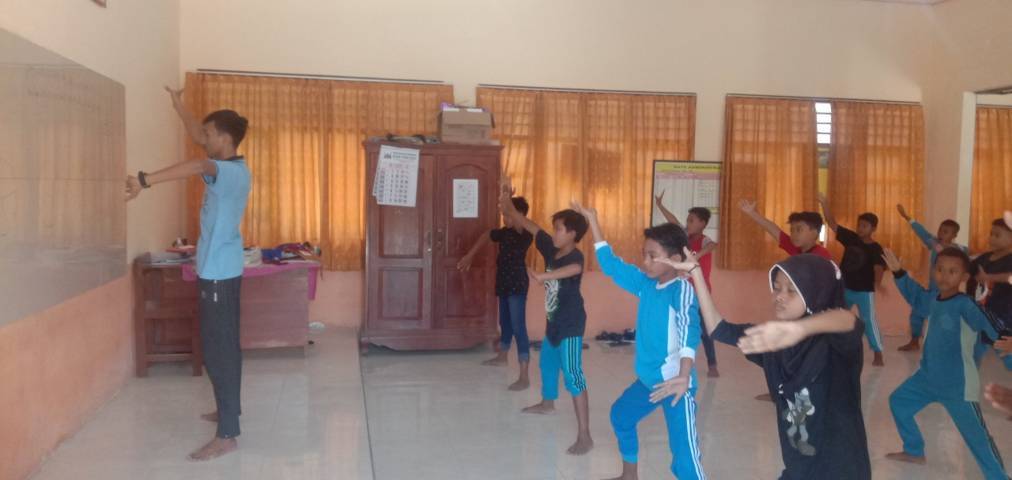 Mahasiswa KKN UM melakukan Sosialisasi dan Pelatihan Tari Topeng Ghetak di SDN Sumedangan 3 Pademawu. (Foto: Dokumen/Tugu Jatim)