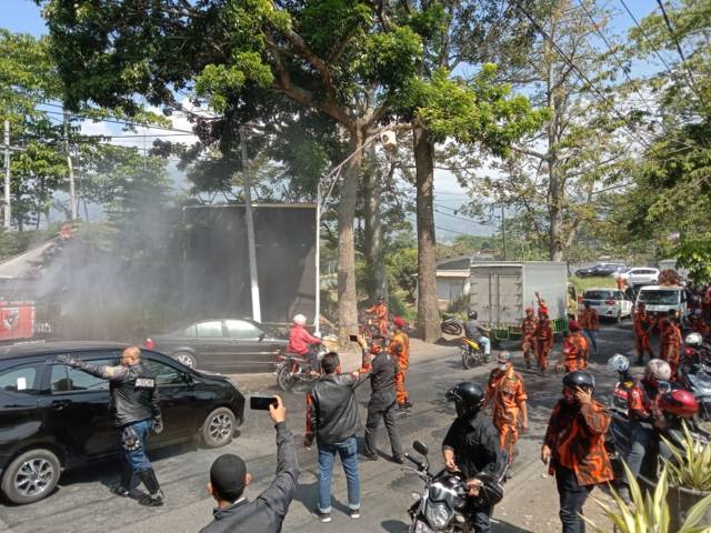 Massa aksi Pemuda Pancasila saat melakukan orasi. (Foto: Sholeh/Tugu Jatim)