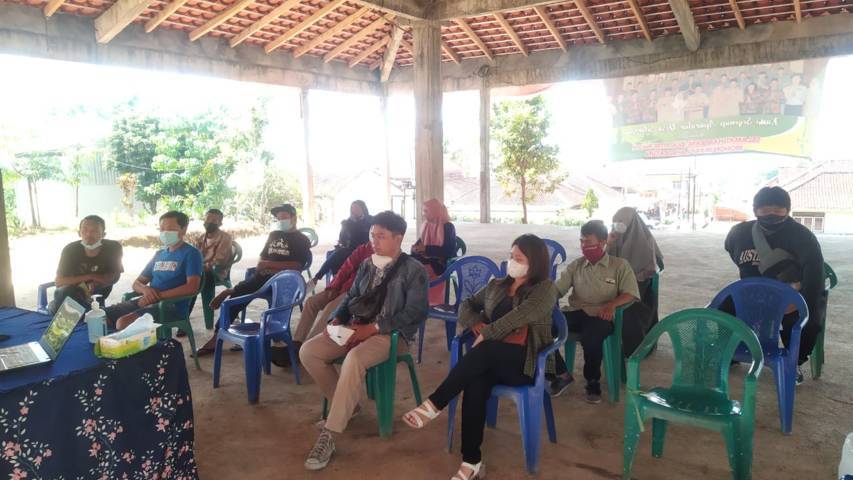 Warga Desa Selorejo, Kabupaten Malang, sedang memperhatikan sosialisasi soal Instagram yang dilakukan mahasiswa KKN UM. (Foto: Dokumen/Tugu Jatim)