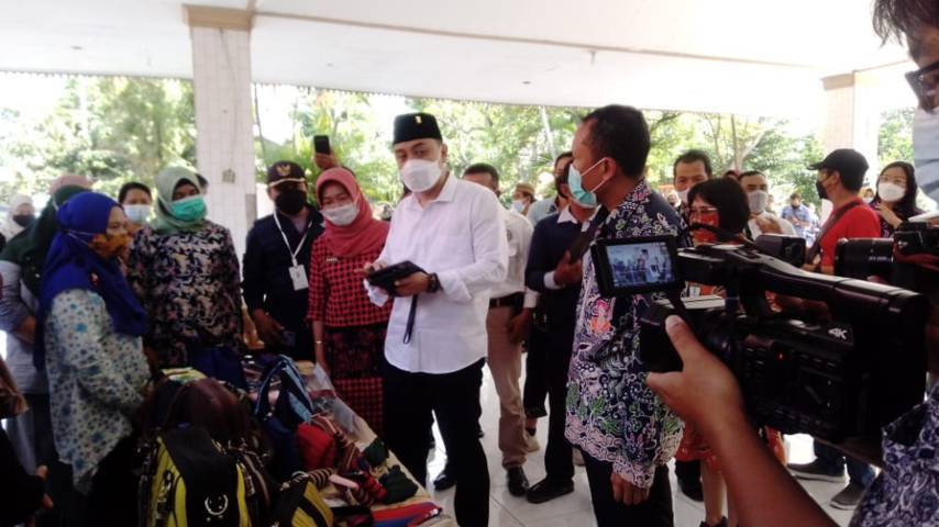 Wali Kota Surabaya Eri Cahyadi melakukan kunjungan di Kelurahan Sememi Benowo dalam agenda 'Ngantor Kelurahan', Kamis (03/06/2021). (Foto: Rangga Aji/Tugu Jatim)