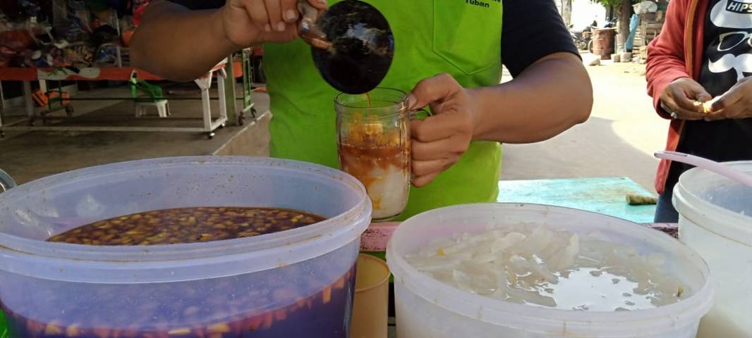 Racikan komposisi es siwalan khas Tuban ini terdiri dari buah siwalan, buah nangka, dan gula aren. (Foto: Mochamad Abdurrochim/Tugu Jatim)