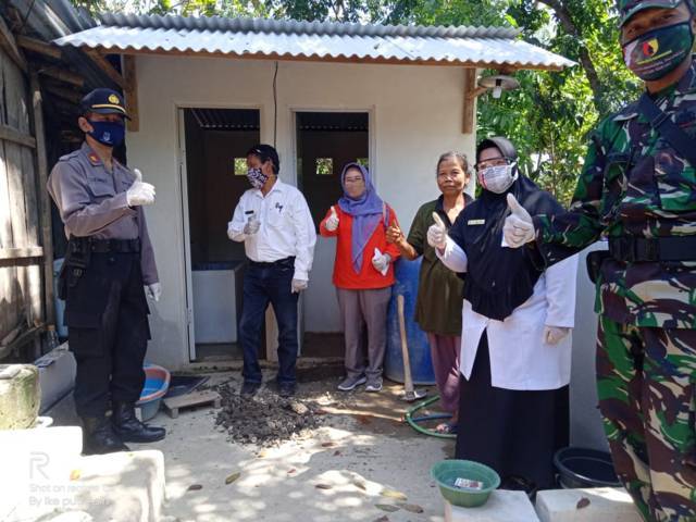 Terapkan Jamban Sehat, Bojonegoro Siap Jadi Kabupaten ODF 2021 4 Dinas kesehatan bersama pihak terkait saat meninjau bantuan jamban yang diberikan kepada salah satu warga. (Foto: Humas Pemkab Bojonegoro/Tugu Jatim)