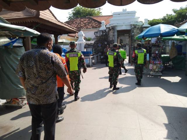 Suasana ketika sejumlah personel dari TNI maupun BPBD Tuban melakukan penyemprotan disinfektan di area Makam Sunan Bonang, Kabupaten Tuban, Kamis (10/6/2021). (Foto: Humas BPBD Tuban)