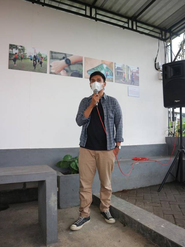 Hasanudin, mahasiswa UMM, saat memberikan sambutan di pameran esai foto pada Jumat (25/06/2021). (Foto: Wawan/Tugu Jatim)