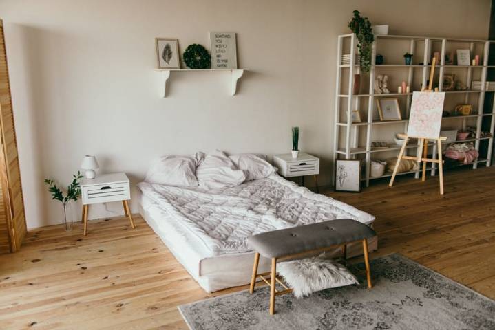 Ilustrasi kamar tidur, salah satu bagian dari rumah yang harus rutin dibersihkan. (Foto: Pexels/Tugu Jatim)