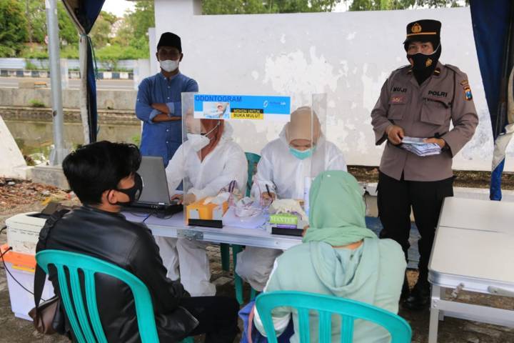 Proses pemeriksaan kesehatan dan tes swab di Terminal Bangkalan guna untuk menekan penyebaran Covid-19. (Foto: Polrestabes Surabaya)