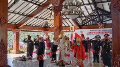 Forkopimda Kota Batu dan jajarannya saat mengikuti upacara memperingati Hari Lahir Pancasila di Pendopo Rumah Dinas Wali Kota Batu, Selasa (1/6/2021). (Foto: M Sholeh)