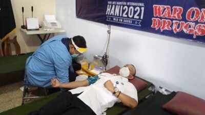 Kepala BNNK Tuban, AKBP I Made Arjana ikut donor darah di kantor BNNK Tuban, Selasa (20/6/2021). (Foto: Mochamad Abdurrochim/Tugu Jatim) narkoba