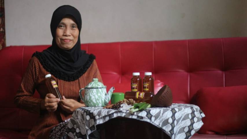 Intarti, warga Trenggalek yang menekuni ramuan tradisional. (Foto: M Zamzuri/Tugu Jatim)