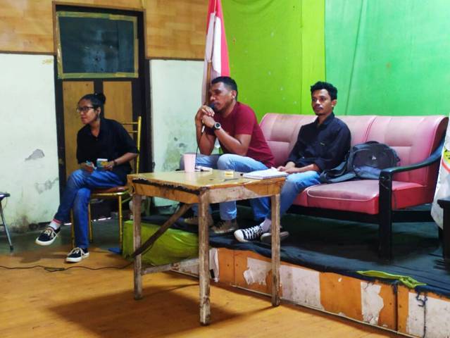 Bernadus B. Ladopurab dan Taherul Taher saat melakukan sharing and discuss dalam acara Diskusi Bersama IKBL Malang. (Foto: Novia Anjaswari) lembata