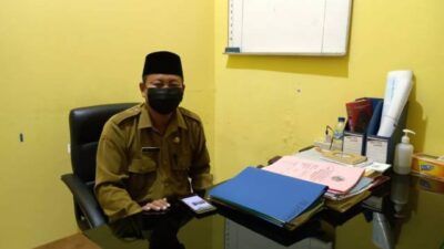 Kepala Seksi PD Pontren Kementerian Agama Bojonegoro, Zainal saat menjelaskan jumlah guru ngaji yang di usulkan untuk mendapat insentif tahun ini. (Foto: Mila Arinda/Tugu Jatim)