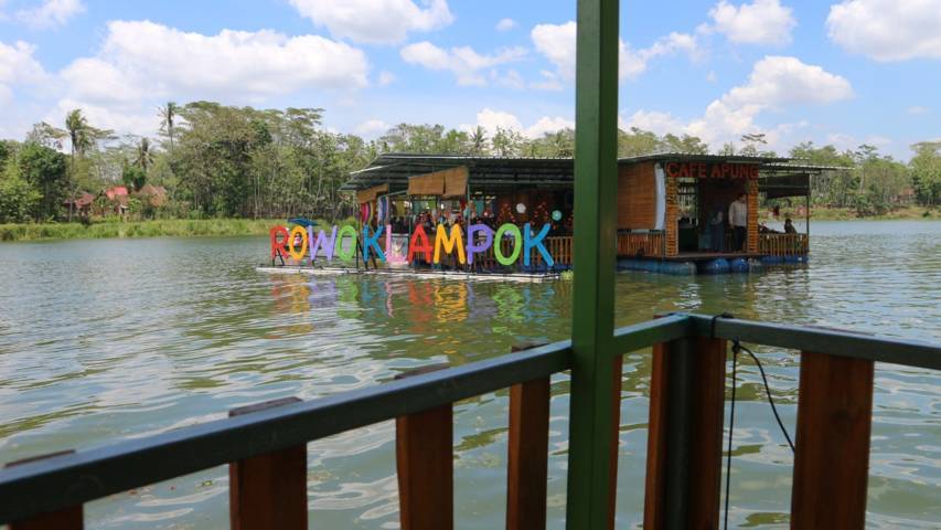 Cafe Apung Rowo Klampok yang siap menyajikan kuliner mantap dan menyuguhukan pemandangan di atas air yang tak akan mengecewakan. (Foto: Dokumen/ Cafe Apung Rowo Klampok)