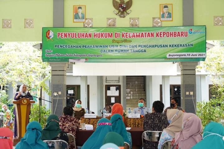 Sosialisasi pencegahan perkawinan usia dini dan penghapusan kekerasan dalam rumah tangga oleh Pemkab Bojonegoro di Kecamatan Kepohbaru Kamis (10/06/2021). (Foto: Humas Pemkab Bojonegoro)