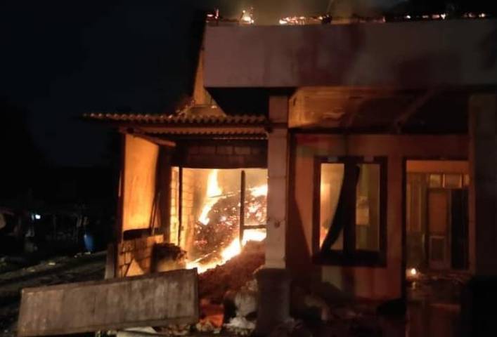 Suasana kebakaran yang melanda rumah tukang becak asal Dusun Semanding, Desa Tegalrejo, Kecamatan Merakurak, Selasa (22/6/2021) dini hari. (Foto: BPBD Tuban) tugu jatim kebakaran