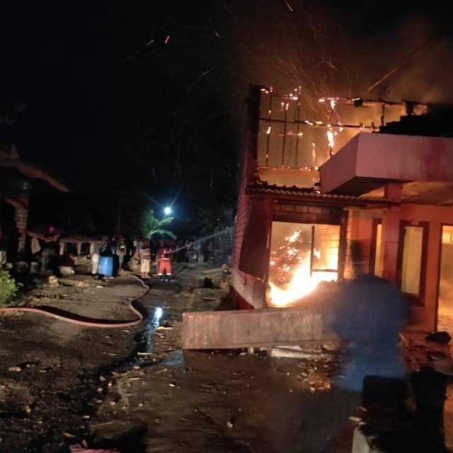 Rumah Tukang Becak di Merakurak Tuban Hangus Terbakar, Kerugian Ditaksir Rp 25 Juta 6 Suasana kebakaran yang melanda rumah tukang becak asal Dusun Semanding, Desa Tegalrejo, Kecamatan Merakurak, Selasa (22/6/2021) dini hari. (Foto: BPBD Tuban)