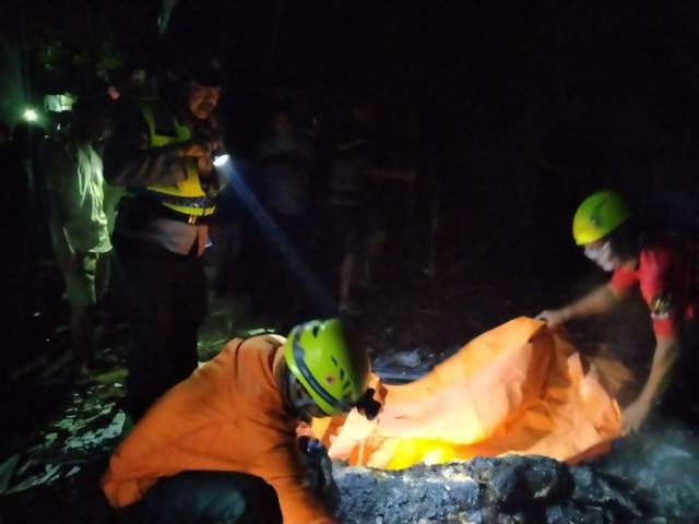 Proses evakuasi jenazah korban yang ditemukan tewas terbakar di dalam rumah akibat peristiwa kebakaran di Kecamatan Rengel, Tuban, Minggu (6/6/2021) malam. (Foto: BPBD Tuban)