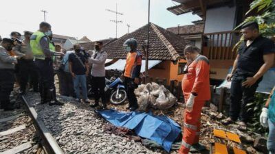 Situasi lokasi kejadian di persimpangan rel KA tanpa palang pintu di Kotalama, Kota Malang yang menewaskan 1 orang pengendara motor, Minggu (13/6/2021). (Foto: M Ulul Azmy/Tugu Jatim)