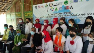 Konferensi pers Koalisi Children Protection Malang Raya yang juga dihadiri Ketua Komnas PA, Arist Merdeka Sirait, di Kota Batu, Rabu (9/6/2021). (Foto: M Sholeh/Tugu Jatim)