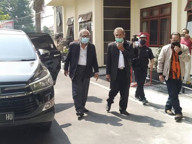Ketua Komnas PA, Arist Merdeka Sirait saat berada di Polres Batu. (Foto: M Sholeh/Tugu Jatim)
