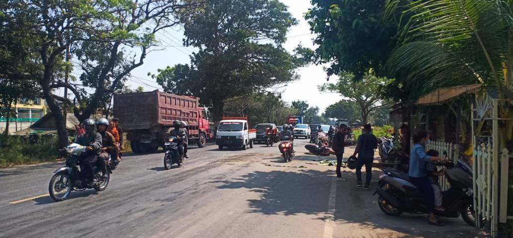 Suasana lalu lintas di Jalur Pantura, Desa Sugihwaras, Kecamatan Jenu, Kabupaten Tuban, usai kecelakaan truk vs motor yang menewaskan satu orang, Senin (7/6/2021). (Foto: Mochamad Abdurrochim/Tugu Jatim) kecelakaan lalu lintas jalur pantura tuban