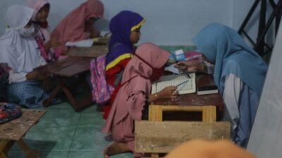 Ilustrasi suasana anak-anak ketika sedang melakukan belajar-mengajar di madrasah diniah (madin). Pemkab Trenggalek memangkas anggaran BOS Madin dengan alasan refocusing akibat pandemi Covid-19. (Foto: M Zamzuri/Tugu Jatim)