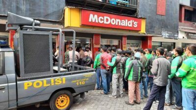 Antrean driver ojol dampak dari promo BTS Meal di gerai McDonald's Sarinah Kota Malang yang kemudian terpaksa ditertibkan polisi, Rabu (9/6/2021). (Foto: M Ulul Azmy/Tugu Jatim)