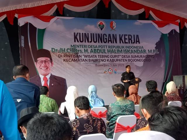 Kunjungan Mendes PDTT, Abdul Halim Iskandar di Wisata Tebing Gupit Desa Sumuragung, Kecamatan Baureno, Kabupaten Bojonegoro, Sabtu (05/06/2021) sore. (Foto: Mila Arinda/Tugu Jatim)