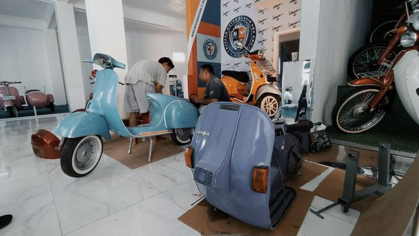 Proses restorasi motor-motor klasik yang digagas guru-guru SMK NMC Malang. (Foto: M Ulul Azmy/Tugu Jatim)